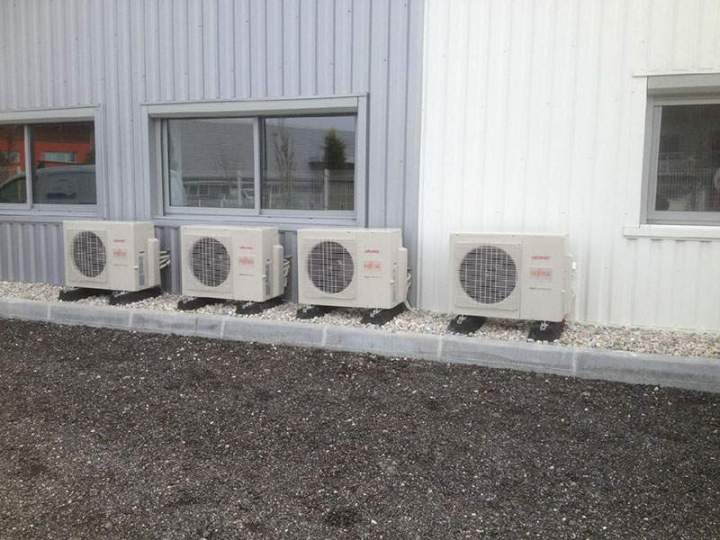 Installateurs de systèmes de climatisation pour réguler la température ambiante.